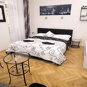 Black & White Apartment Prague By Wenceslas Square And Muzeum Appartement